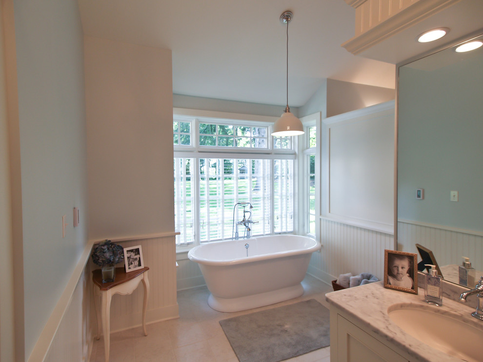 Idéer för ett stort klassiskt en-suite badrum, med ett fristående badkar, skåp i shakerstil, vita skåp, en dusch i en alkov, blå väggar och ett undermonterad handfat