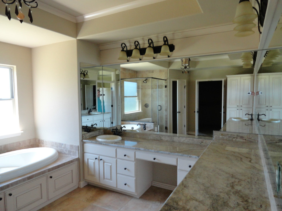 Пример оригинального дизайна: большая главная ванная комната в классическом стиле с консольной раковиной, плоскими фасадами, белыми фасадами, столешницей из гранита, накладной ванной, угловым душем, бежевыми стенами и полом из керамической плитки