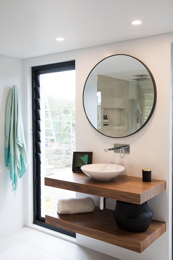 Modernes Badezimmer mit offenen Schränken, hellbraunen Holzschränken, weißer Wandfarbe, Aufsatzwaschbecken, Waschtisch aus Holz, weißem Boden und brauner Waschtischplatte in Sydney