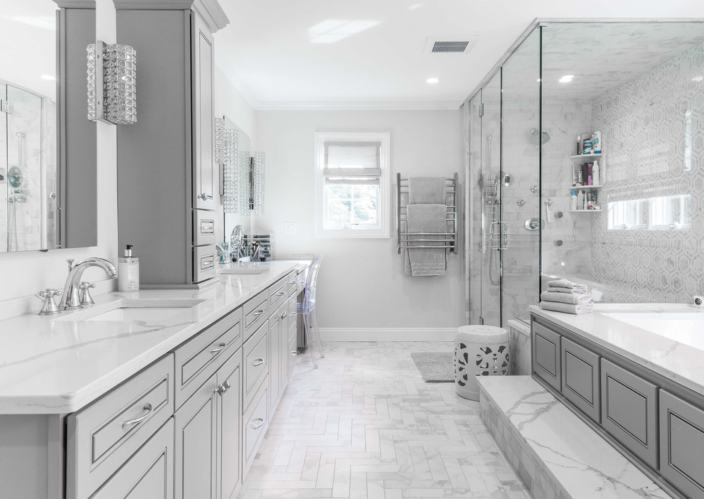 Inspiration för stora moderna en-suite badrum, med luckor med profilerade fronter, grå skåp, ett undermonterat badkar, en hörndusch, grå kakel, marmorkakel, grå väggar, marmorgolv, ett undermonterad handfat, marmorbänkskiva, grått golv och dusch med gångjärnsdörr