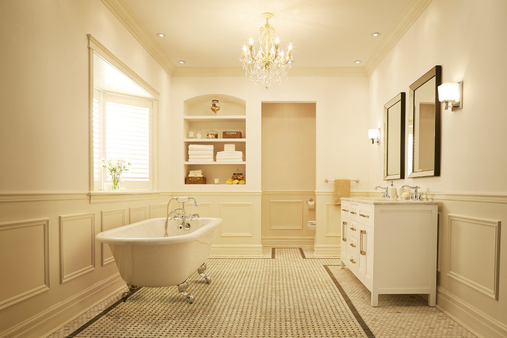 Inspiration för ett stort vintage en-suite badrum, med skåp i shakerstil, vita skåp, ett badkar med tassar, en toalettstol med separat cisternkåpa, vita väggar, marmorgolv, ett undermonterad handfat, marmorbänkskiva och flerfärgat golv