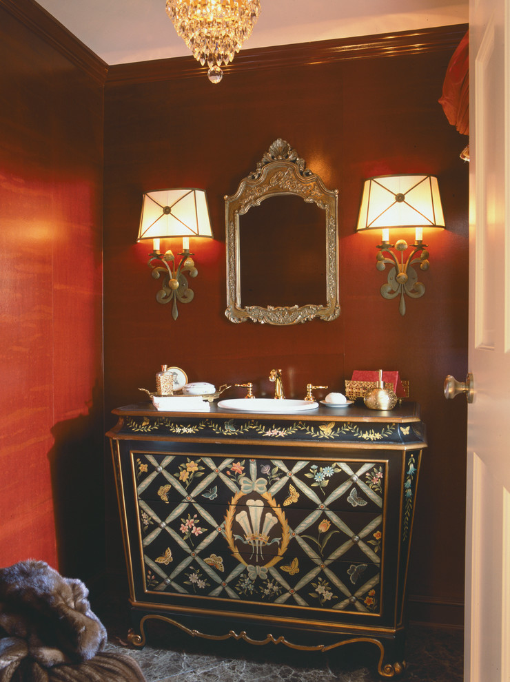 他の地域にある高級な中くらいなエクレクティックスタイルのおしゃれなバスルーム (浴槽なし) (オーバーカウンターシンク、家具調キャビネット、木製洗面台、赤い壁、黒いキャビネット) の写真