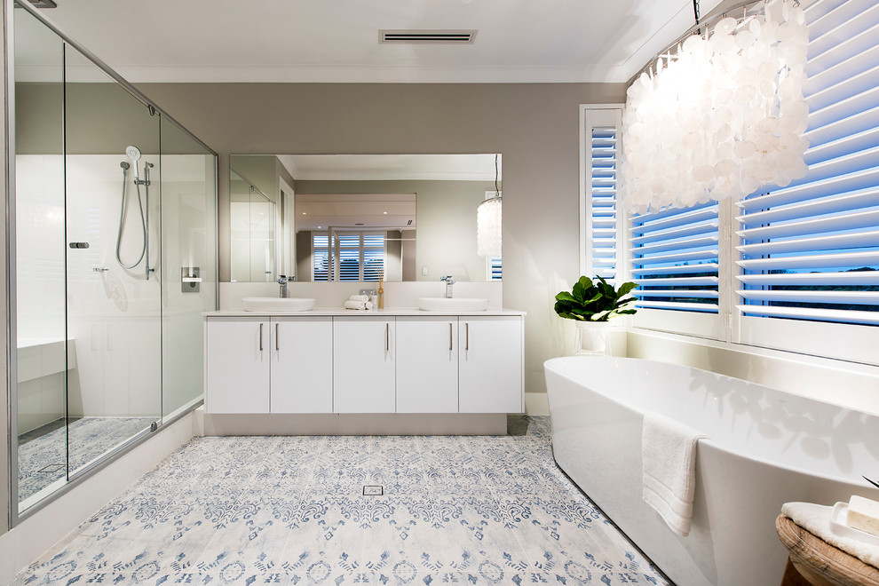 Idéer för stora maritima en-suite badrum, med vita skåp, ett fristående badkar, en dubbeldusch och flerfärgad kakel