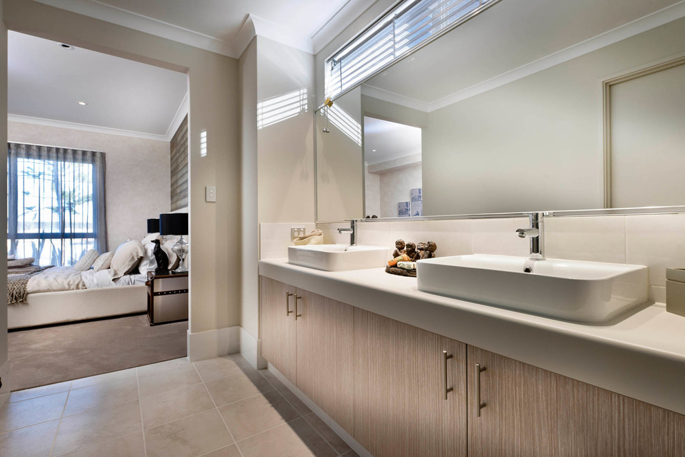 Réalisation d'une salle de bain design en bois clair avec une vasque, un placard à porte plane, un mur gris et une fenêtre.