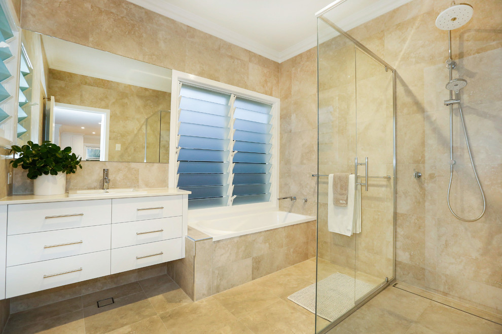 Idée de décoration pour une salle de bain tradition avec une baignoire indépendante, une douche d'angle, des carreaux de porcelaine et un sol en carrelage de porcelaine.