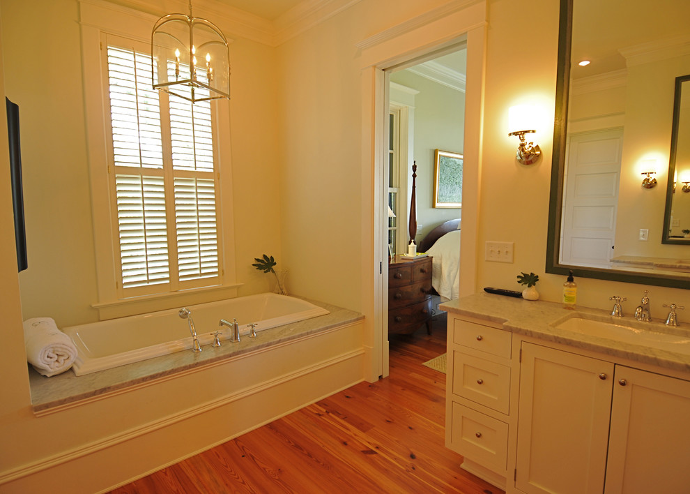 Idéer för att renovera ett vintage badrum, med ett undermonterad handfat, skåp i shakerstil, vita skåp och ett platsbyggt badkar