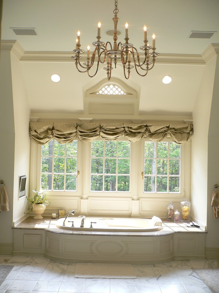 Idéer för att renovera ett vintage en-suite badrum, med ett platsbyggt badkar, beige väggar, marmorgolv och grått golv