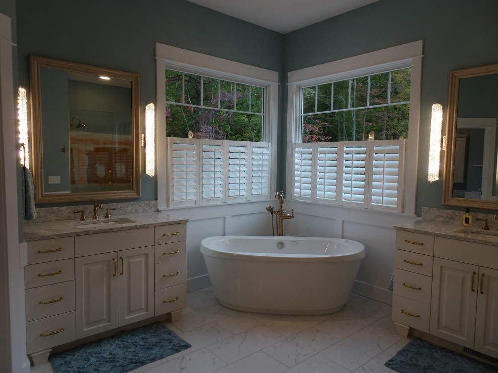 Ejemplo de cuarto de baño ecléctico con bañera exenta, suelo de baldosas de porcelana, encimera de cuarzo compacto y suelo blanco