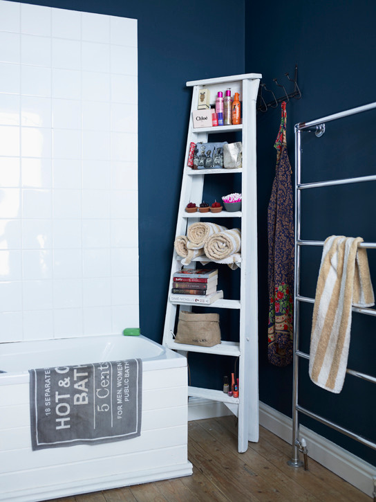 Foto de cuarto de baño ecléctico con baldosas y/o azulejos blancos y paredes grises