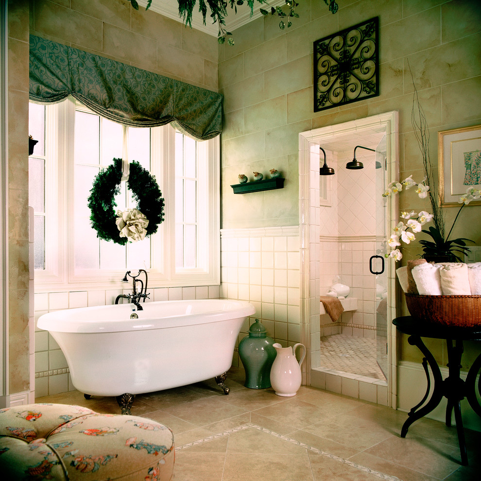На фото: большая главная ванная комната в классическом стиле с врезной раковиной, ванной на ножках, двойным душем, унитазом-моноблоком, бежевой плиткой, каменной плиткой и полом из травертина