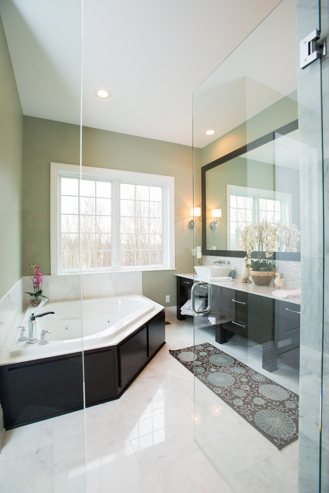 Exempel på ett stort modernt en-suite badrum, med släta luckor, skåp i mörkt trä, ett hörnbadkar, en dusch i en alkov, gröna väggar, ett fristående handfat, vitt golv, dusch med gångjärnsdörr och marmorbänkskiva