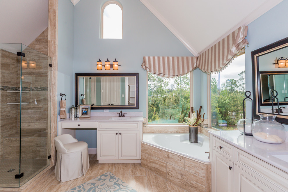 Cette image montre une salle de bain principale traditionnelle avec des portes de placard marrons, une baignoire d'angle, une douche d'angle, un carrelage marron, un mur beige, un sol en carrelage de porcelaine, un lavabo encastré, un sol marron et une cabine de douche à porte battante.