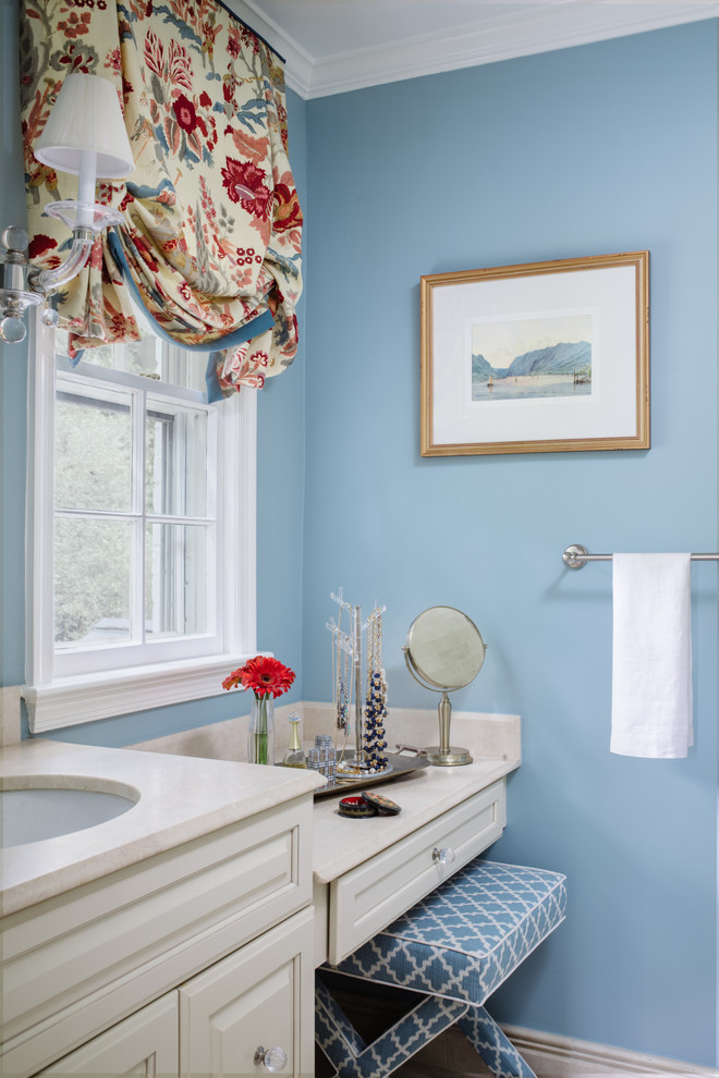 Bild på ett litet vintage vit vitt en-suite badrum, med vita skåp, blå kakel och granitbänkskiva