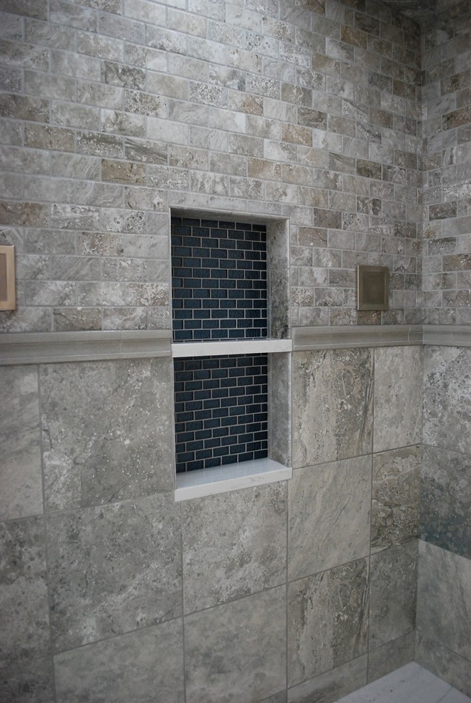 Imagen de cuarto de baño principal contemporáneo grande con baldosas y/o azulejos grises, baldosas y/o azulejos de piedra, lavabo bajoencimera, encimera de mármol, bañera con patas y paredes azules