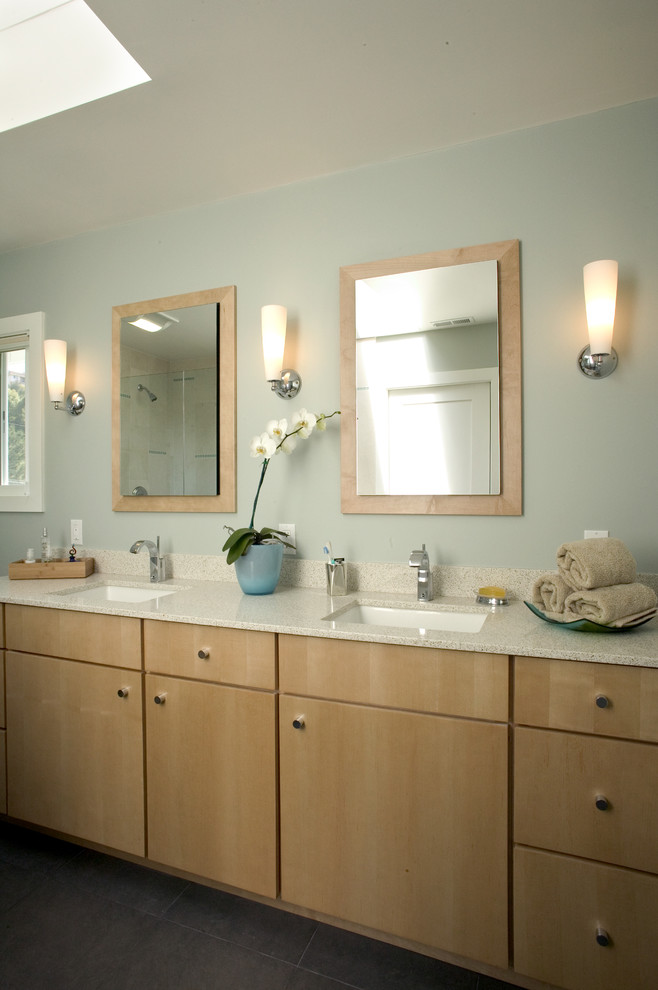 Exemple d'une salle de bain tendance avec un lavabo encastré, un placard à porte plane, un plan de toilette en quartz modifié et un carrelage marron.