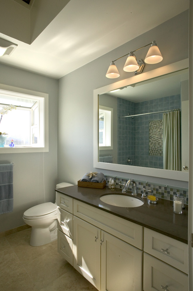 Ispirazione per una stanza da bagno minimal con piastrelle a mosaico, lavabo sottopiano, ante in stile shaker, ante bianche, top in quarzo composito, piastrelle beige, pavimento con piastrelle in ceramica e pareti blu