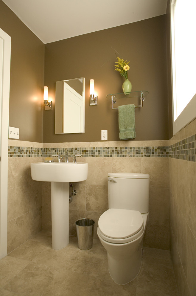 Idéer för funkis badrum, med mosaik, bruna väggar, en toalettstol med separat cisternkåpa, travertin golv och ett piedestal handfat