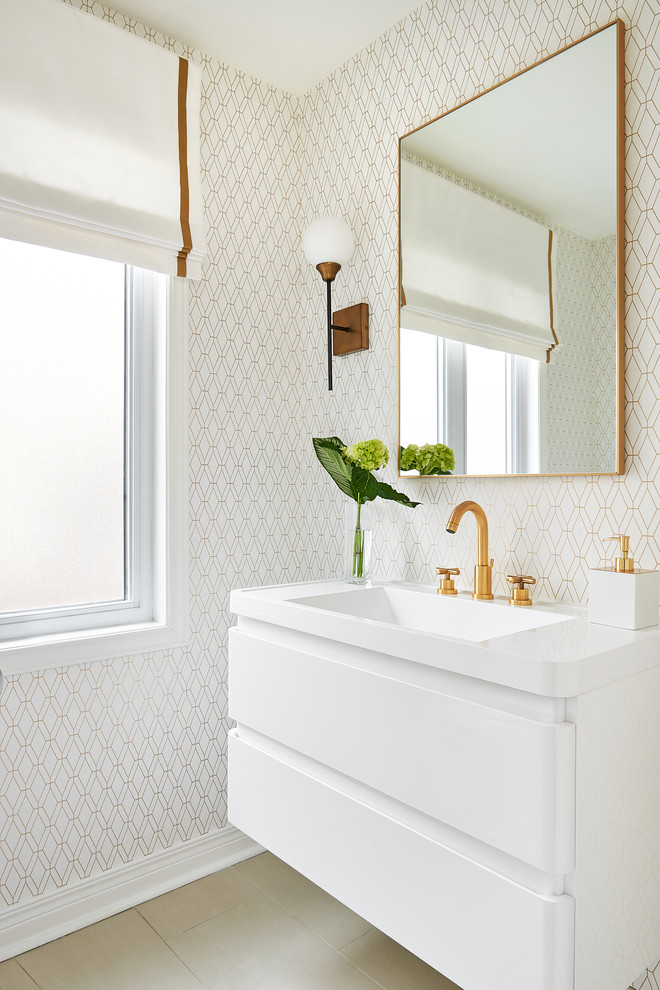 Immagine di una piccola stanza da bagno con ante lisce, ante bianche, pavimento in gres porcellanato, lavabo integrato, pavimento beige e top bianco