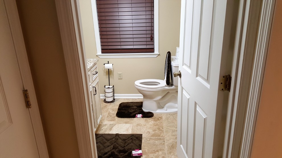 Mittelgroßes Modernes Duschbad mit profilierten Schrankfronten, beigen Schränken, Wandtoilette mit Spülkasten, braunen Fliesen, Steinfliesen, beiger Wandfarbe, Travertin, Aufsatzwaschbecken und Granit-Waschbecken/Waschtisch in Jacksonville