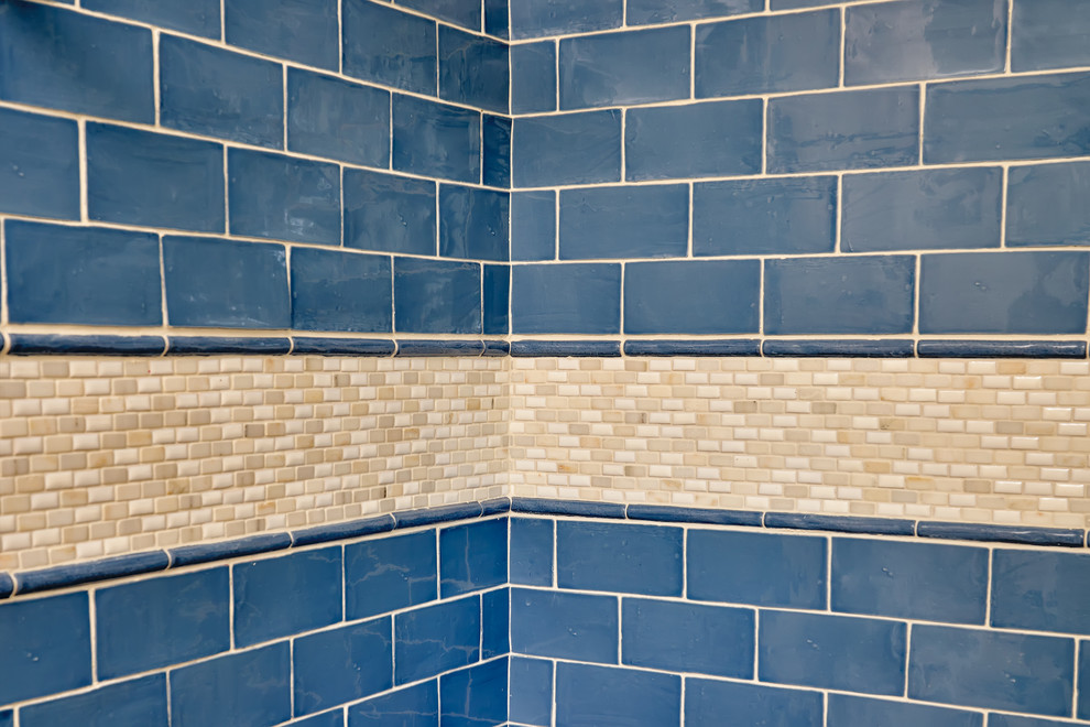 Пример оригинального дизайна: ванная комната среднего размера в стиле неоклассика (современная классика) с фасадами в стиле шейкер, белыми фасадами, душевой кабиной, ванной в нише, душем над ванной, унитазом-моноблоком, синей плиткой, плиткой кабанчик, бежевыми стенами, врезной раковиной и столешницей из переработанного стекла