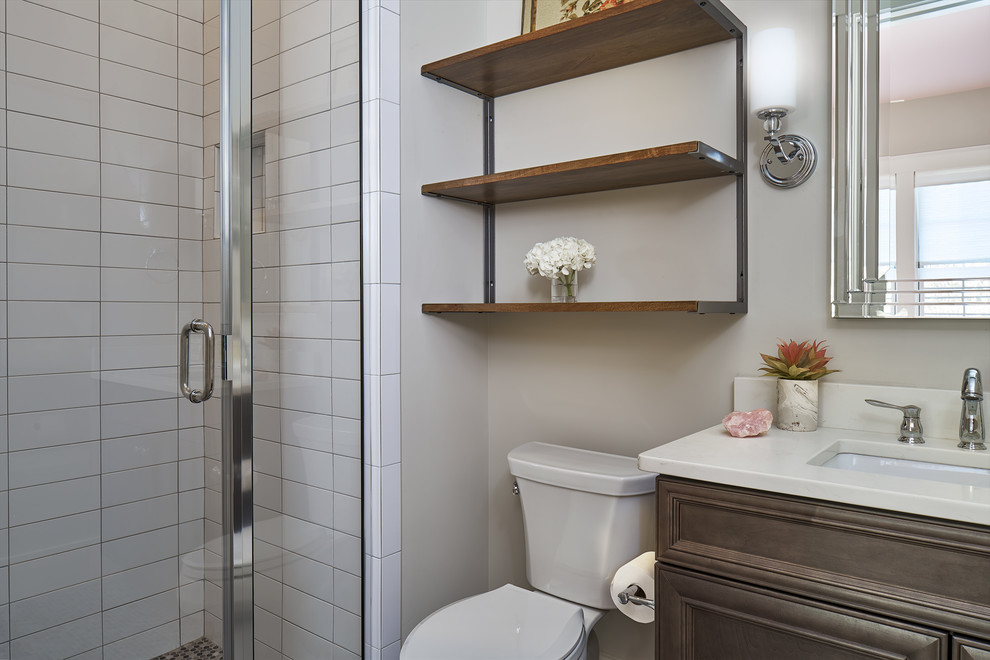 Idéer för ett litet klassiskt badrum med dusch, med luckor med upphöjd panel, skåp i mörkt trä, en dusch i en alkov, en toalettstol med hel cisternkåpa, vit kakel, tunnelbanekakel, grå väggar, ett undermonterad handfat och granitbänkskiva