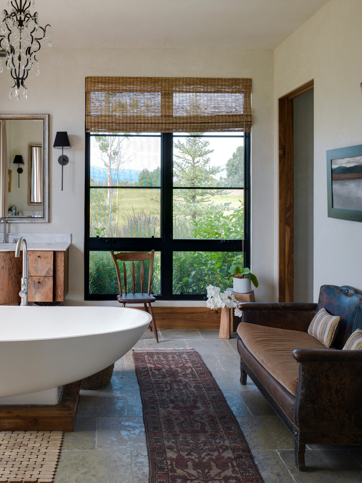 Bild på ett stort rustikt en-suite badrum, med släta luckor, skåp i mellenmörkt trä, ett fristående badkar, vita väggar, ett undermonterad handfat, marmorbänkskiva och stenkakel