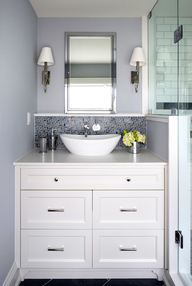 Пример оригинального дизайна: ванная комната в стиле неоклассика (современная классика) с белыми фасадами и синей плиткой