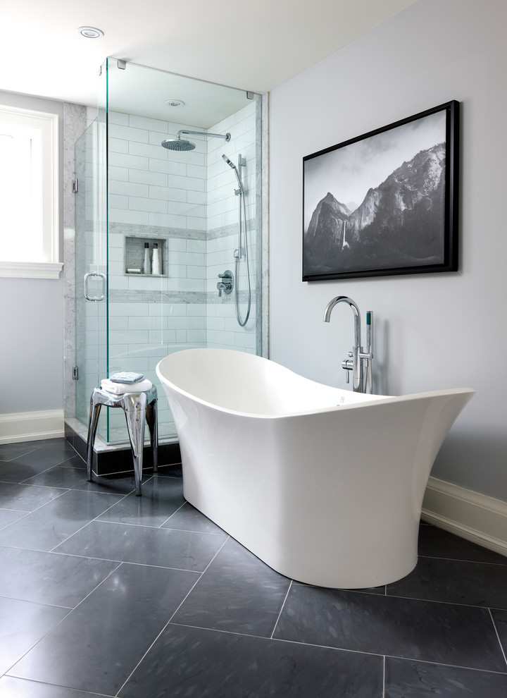 Modelo de cuarto de baño tradicional renovado con bañera exenta, ducha esquinera, baldosas y/o azulejos blancos y paredes grises