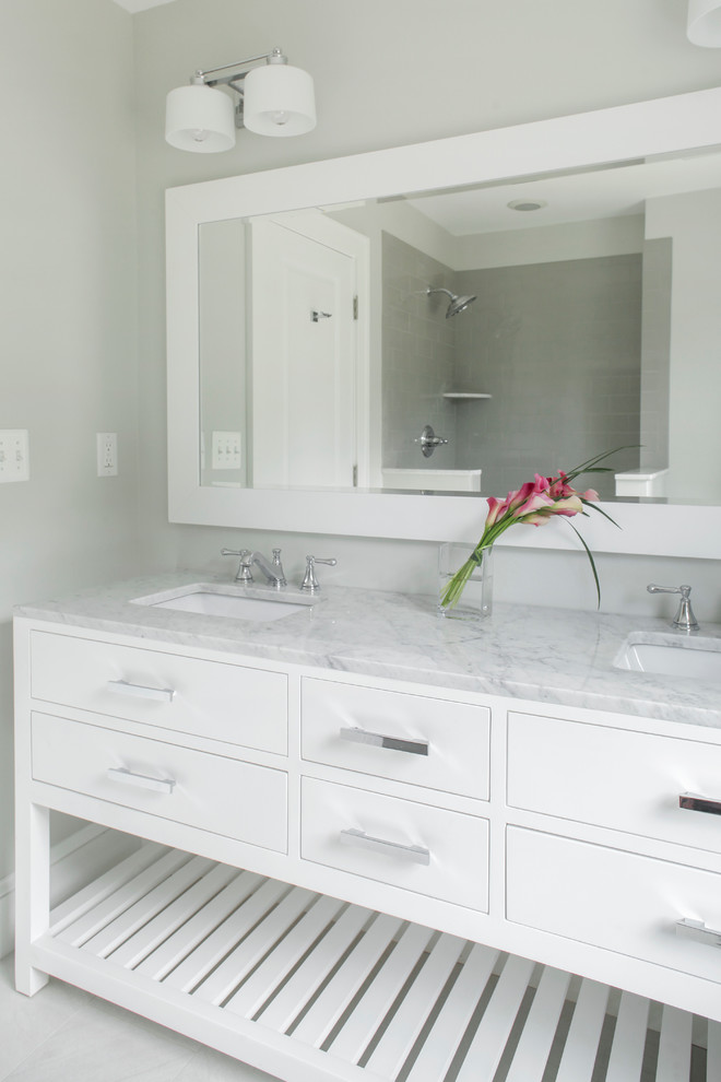 Идея дизайна: главная ванная комната среднего размера в современном стиле с мраморной столешницей, отдельно стоящей ванной, серыми стенами, плоскими фасадами, белыми фасадами и белой плиткой