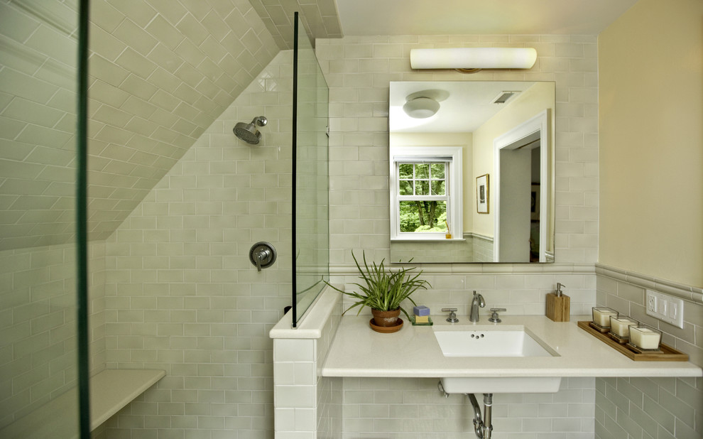 Idées déco pour une salle d'eau contemporaine avec une douche ouverte et un carrelage blanc.