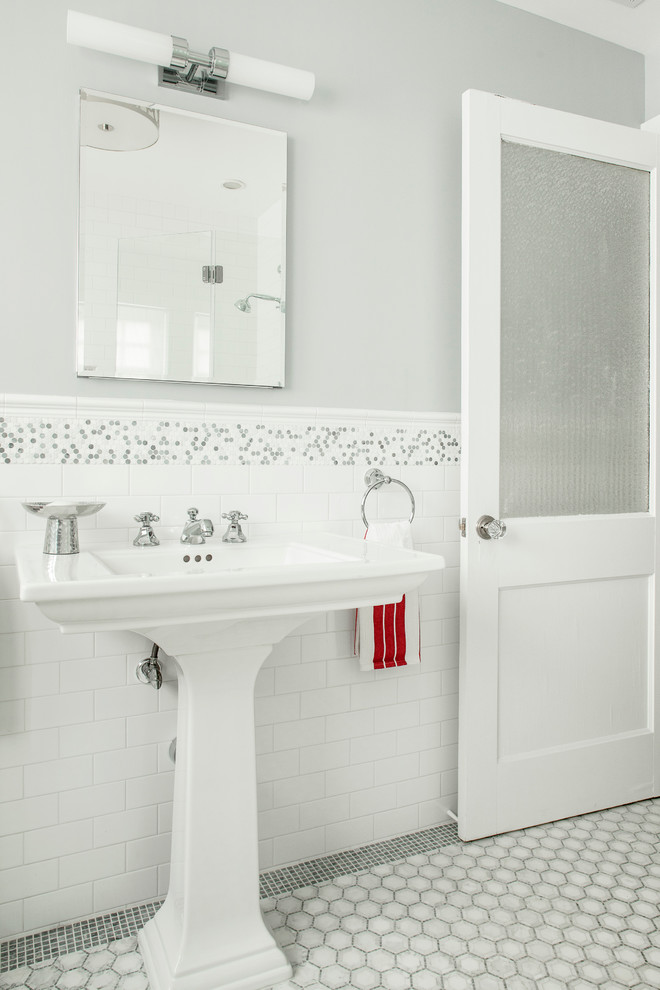 Idéer för ett modernt badrum med dusch, med vit kakel och vita väggar