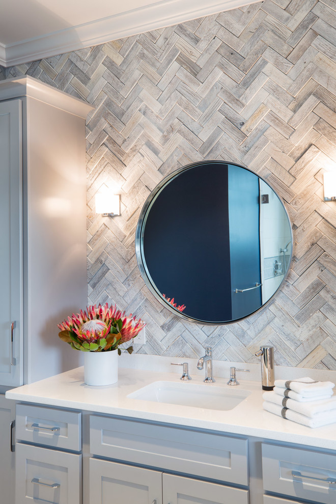 Стильный дизайн: ванная комната в морском стиле с фасадами в стиле шейкер, серыми фасадами, серой плиткой, врезной раковиной, белой столешницей и зеркалом с подсветкой - последний тренд