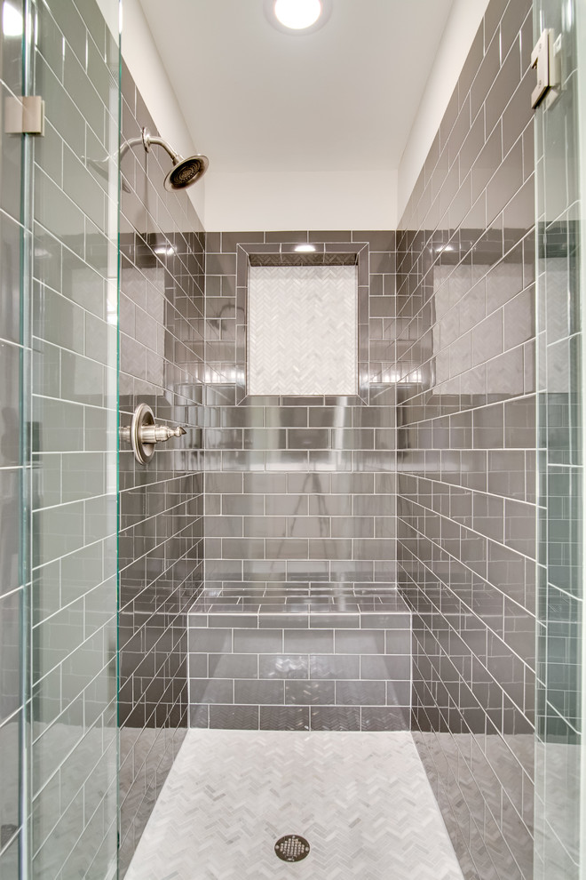 Esempio di una grande stanza da bagno padronale classica con ante bianche, doccia alcova, piastrelle grigie, pareti beige, pavimento in gres porcellanato e top in quarzo composito