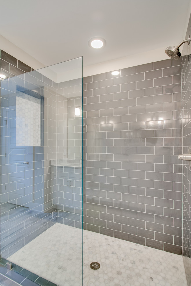 На фото: главная ванная комната среднего размера в классическом стиле с белыми фасадами, душем в нише, серой плиткой, бежевыми стенами, светлым паркетным полом и столешницей из гранита с