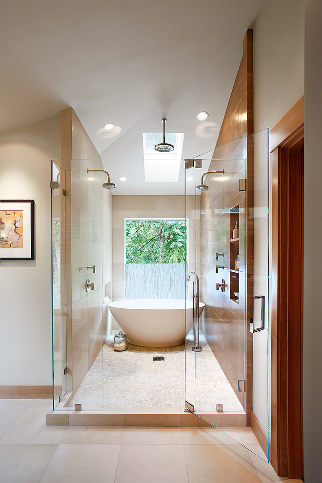 Idées déco pour une salle de bain principale classique avec une baignoire indépendante, un espace douche bain, un carrelage beige, un carrelage marron, un mur beige, un sol en galet et une cabine de douche à porte battante.