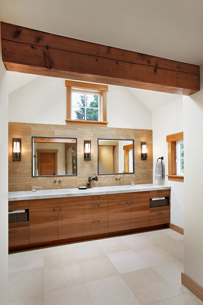 Klassisches Badezimmer En Suite mit flächenbündigen Schrankfronten, hellbraunen Holzschränken, weißer Wandfarbe und Unterbauwaschbecken in Seattle