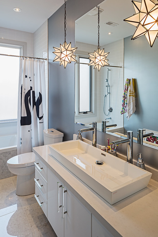 Modernes Badezimmer mit Trogwaschbecken, flächenbündigen Schrankfronten, weißen Schränken, Badewanne in Nische, Duschbadewanne, weißen Fliesen und Metrofliesen in Toronto