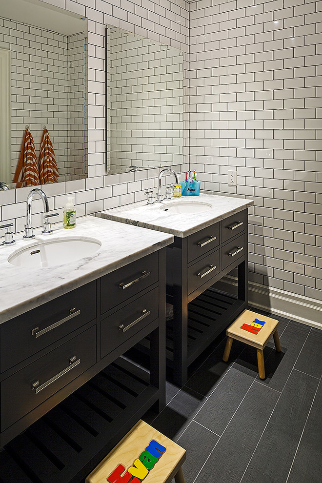 Ispirazione per una stanza da bagno design con lavabo sottopiano, piastrelle bianche e piastrelle diamantate