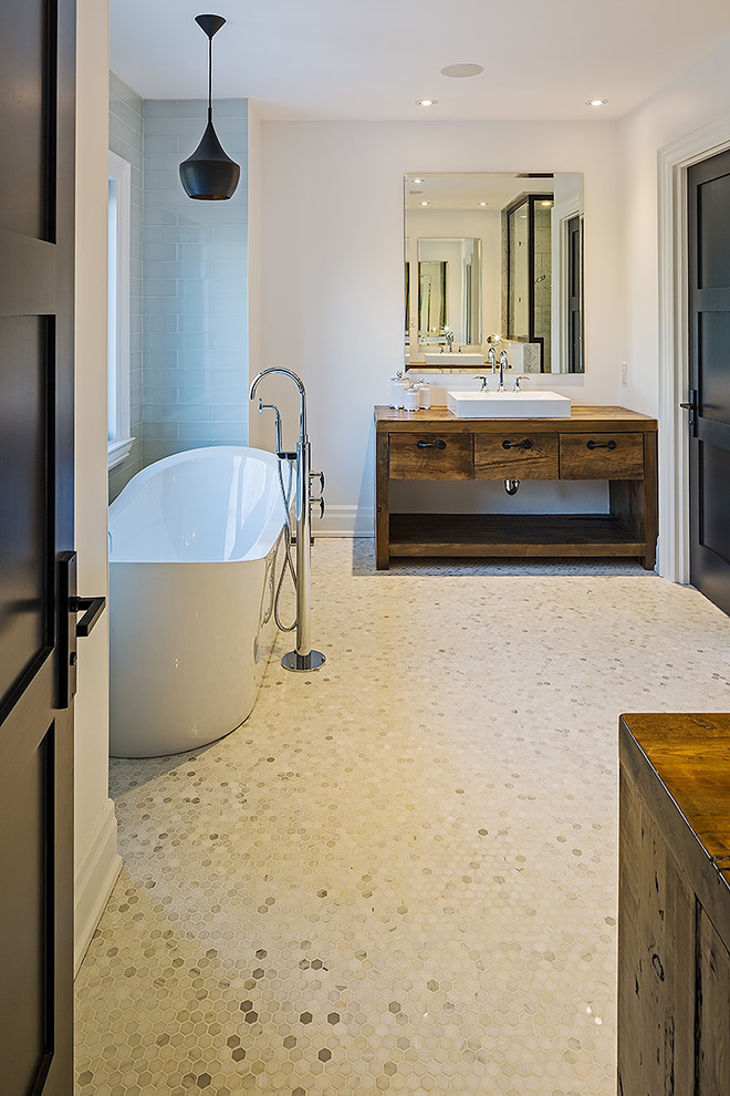 Идея дизайна: ванная комната в современном стиле с настольной раковиной, открытыми фасадами, темными деревянными фасадами, столешницей из дерева, отдельно стоящей ванной, синей плиткой и стеклянной плиткой