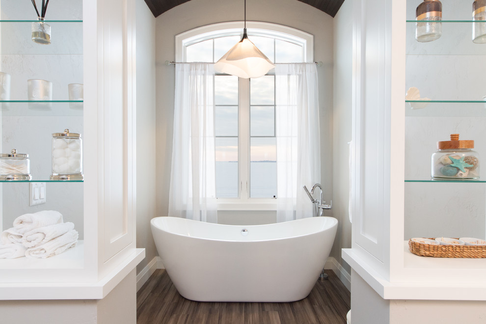 Esempio di una stanza da bagno classica con nessun'anta, ante bianche, vasca freestanding, pareti grigie e pavimento marrone