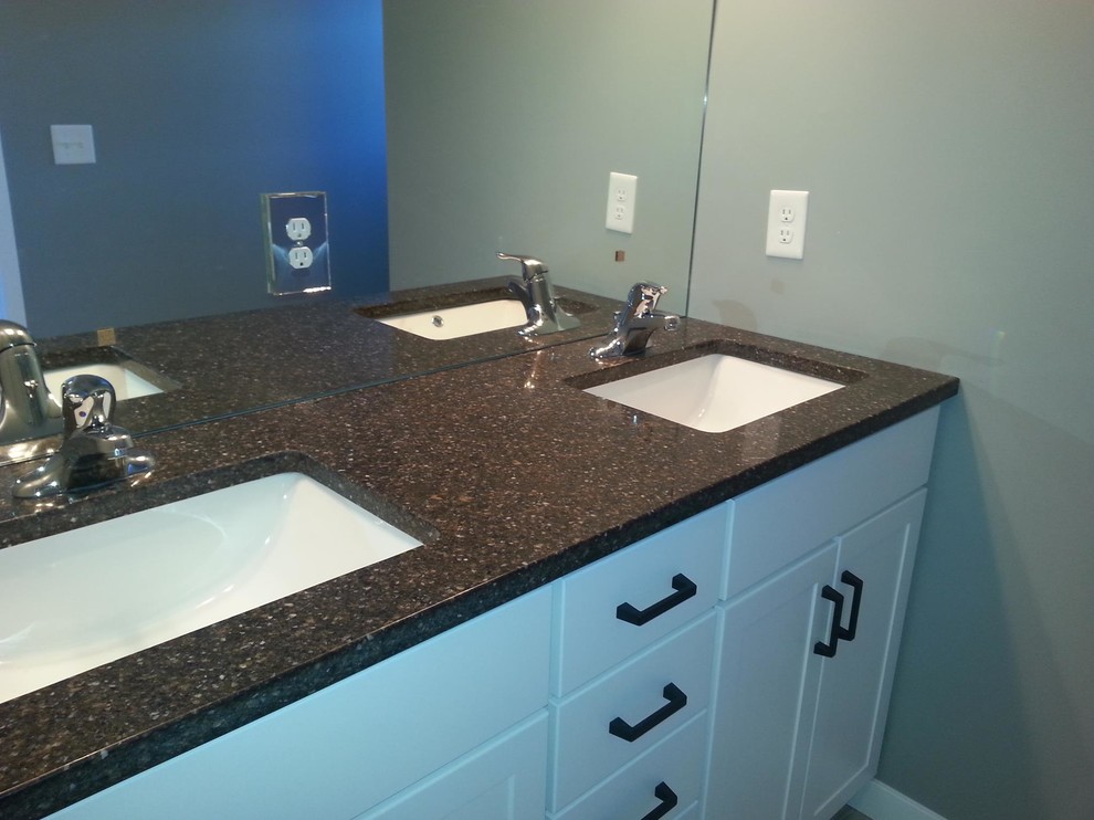 Exempel på ett badrum, med luckor med infälld panel, vita skåp, marmorbänkskiva, ett fristående badkar, en kantlös dusch, brun kakel, stenhäll och skiffergolv