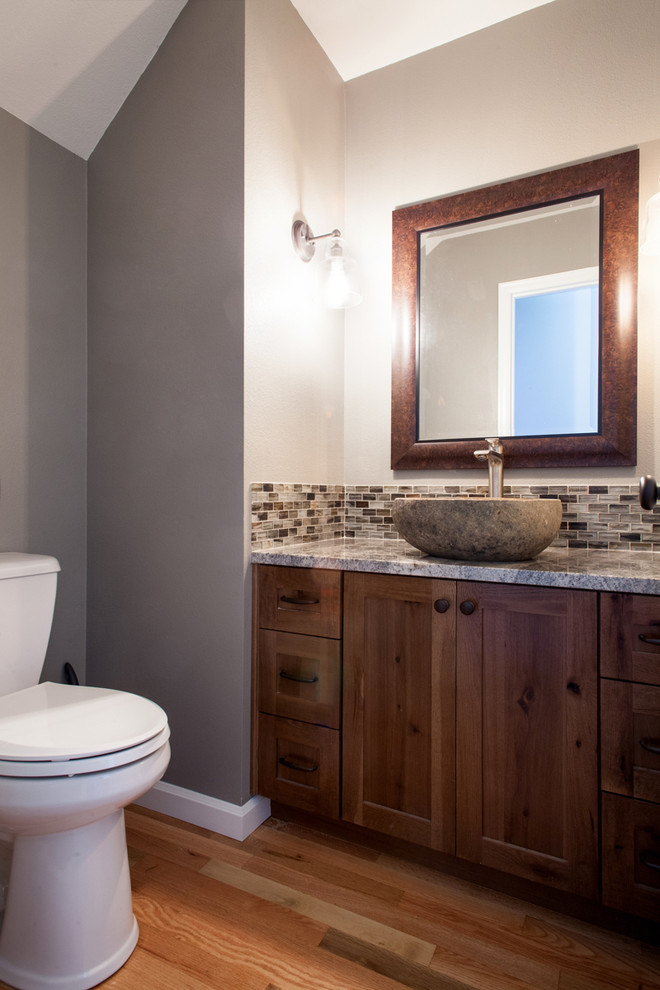 Inspiration pour une salle d'eau chalet en bois brun de taille moyenne avec un placard à porte shaker, WC séparés, un carrelage bleu, mosaïque, un mur gris, parquet clair, une vasque, un plan de toilette en granite et un sol beige.