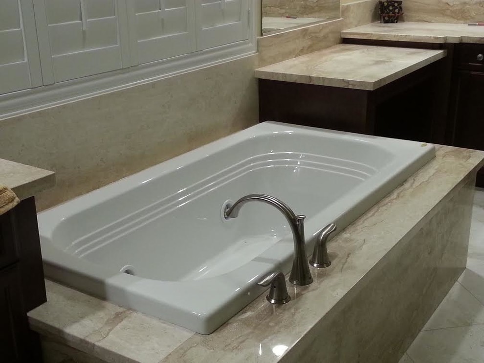 Idee per una stanza da bagno padronale classica di medie dimensioni con ante in legno bruno, vasca idromassaggio, WC monopezzo e piastrelle beige