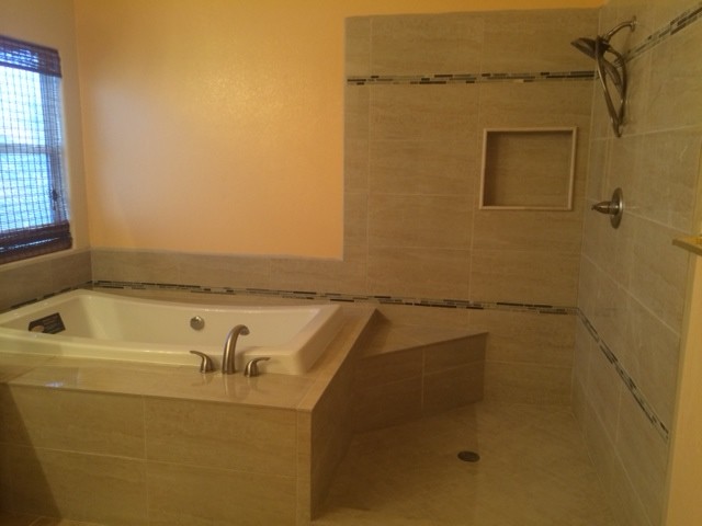Свежая идея для дизайна: большая главная ванная комната в классическом стиле с гидромассажной ванной, открытым душем, унитазом-моноблоком и желтыми стенами - отличное фото интерьера