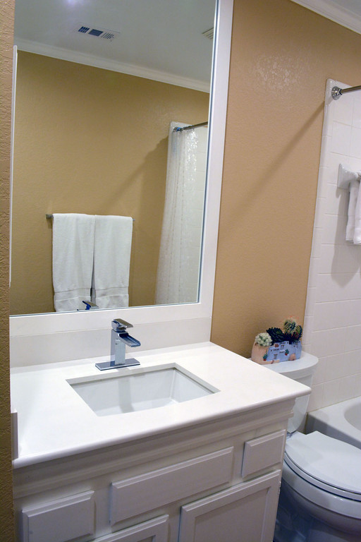 Immagine di una piccola stanza da bagno con doccia minimal