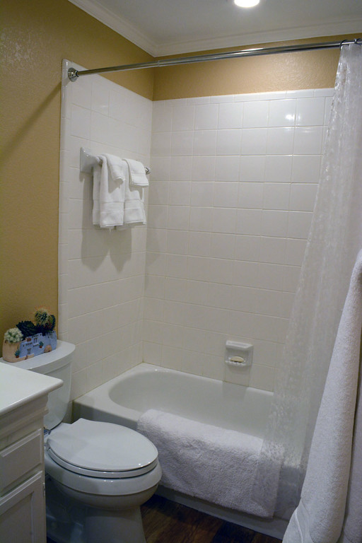 Foto de cuarto de baño actual pequeño con aseo y ducha