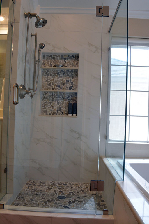 Modelo de cuarto de baño principal contemporáneo de tamaño medio con ducha esquinera, baldosas y/o azulejos beige y suelo de baldosas tipo guijarro