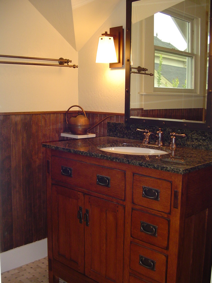Diseño de cuarto de baño de estilo americano con lavabo bajoencimera, armarios tipo mueble, puertas de armario de madera en tonos medios, encimera de granito, baldosas y/o azulejos multicolor, baldosas y/o azulejos de piedra y aseo y ducha