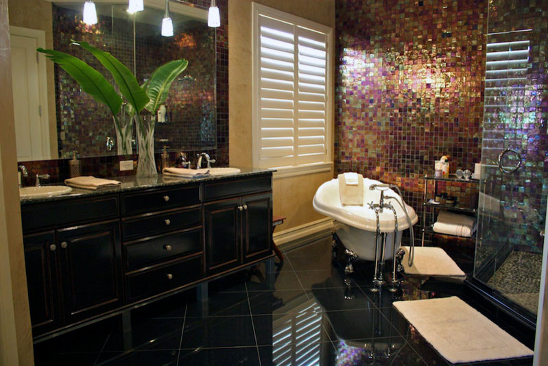 Источник вдохновения для домашнего уюта: ванная комната в стиле неоклассика (современная классика) с накладной раковиной, ванной на ножках, черными фасадами, столешницей из гранита, черной плиткой и плиткой мозаикой