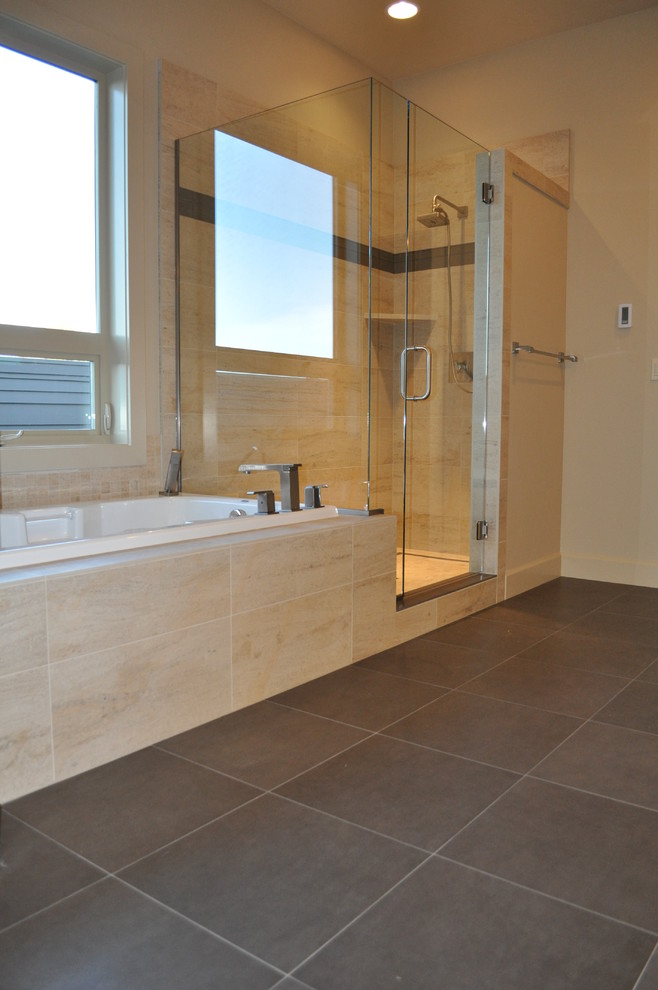 Imagen de cuarto de baño tradicional con encimera de azulejos, bañera encastrada y baldosas y/o azulejos de porcelana